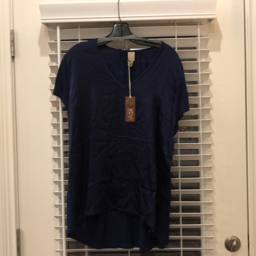 V neck short sleeve shirt. Navy Blue color.
